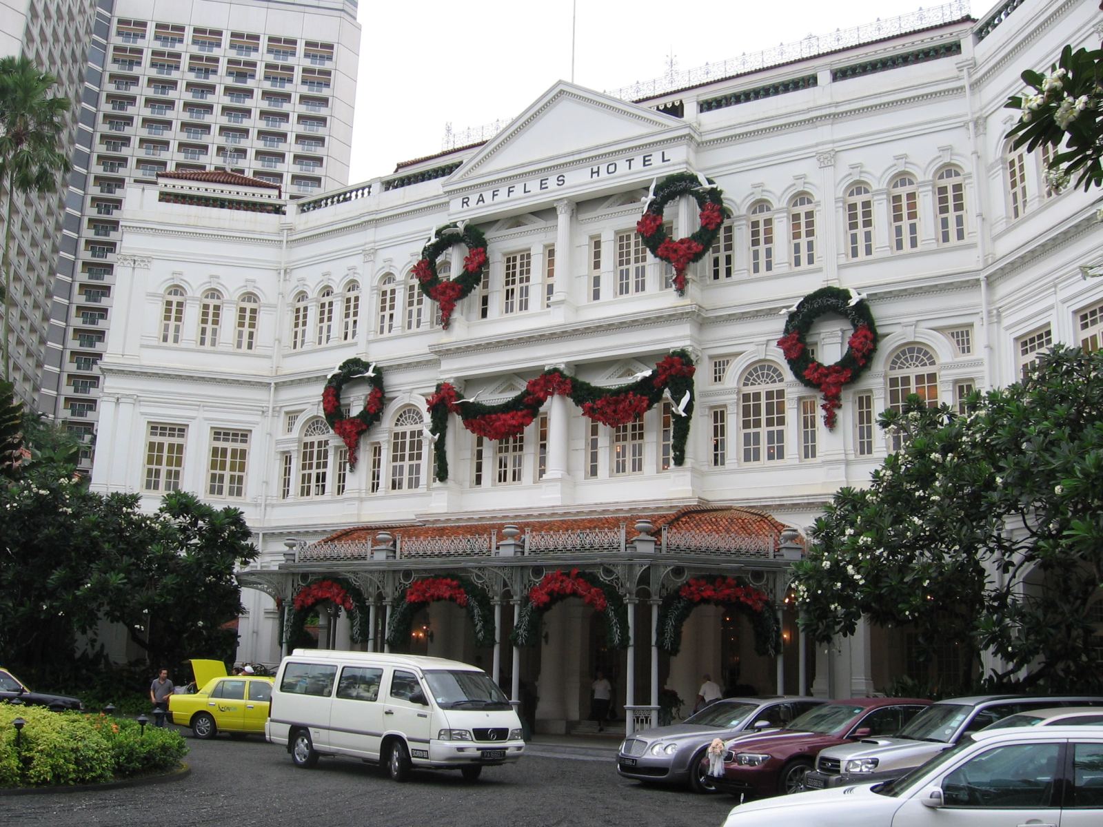 Raffles Hotel Singapore — Source: Wikimedia Commons (CC0)